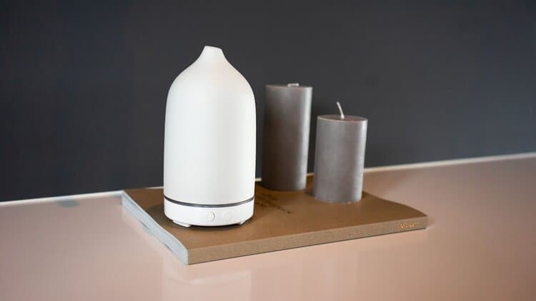 Hvit stilfull og minimalistisk aroma diffuser som sprer eteriske oljer