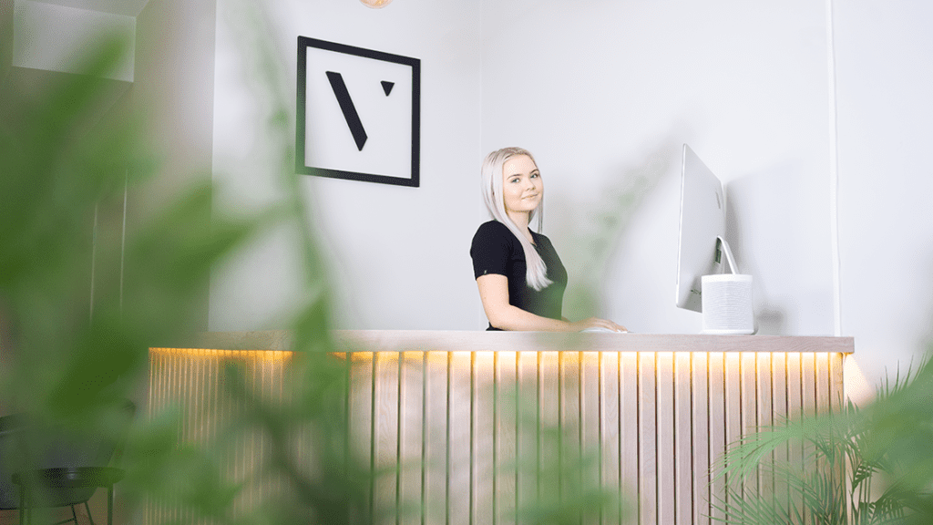 Daglig leder i resepsjon hos Velbehag Medisinsk Hudklinikk