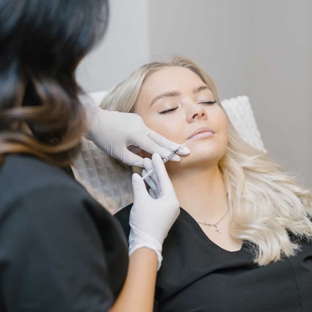 Dame får filler i leppene hos Velbehag Klinikk Bergen