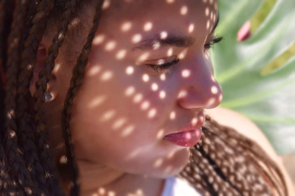 Tretinoin kan gjøre deg mer følsom for solen. Begrens derfor tiden i solen.
