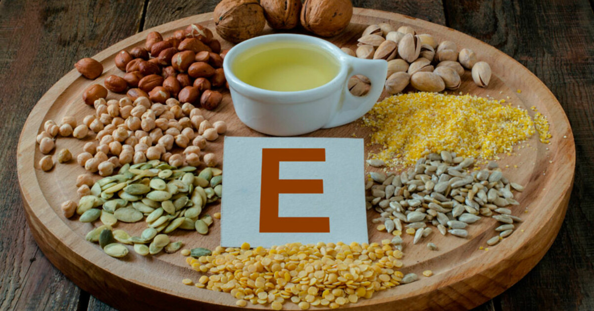 En treplate med ulike nøtter. Dette er en god kilde til vitamin e.