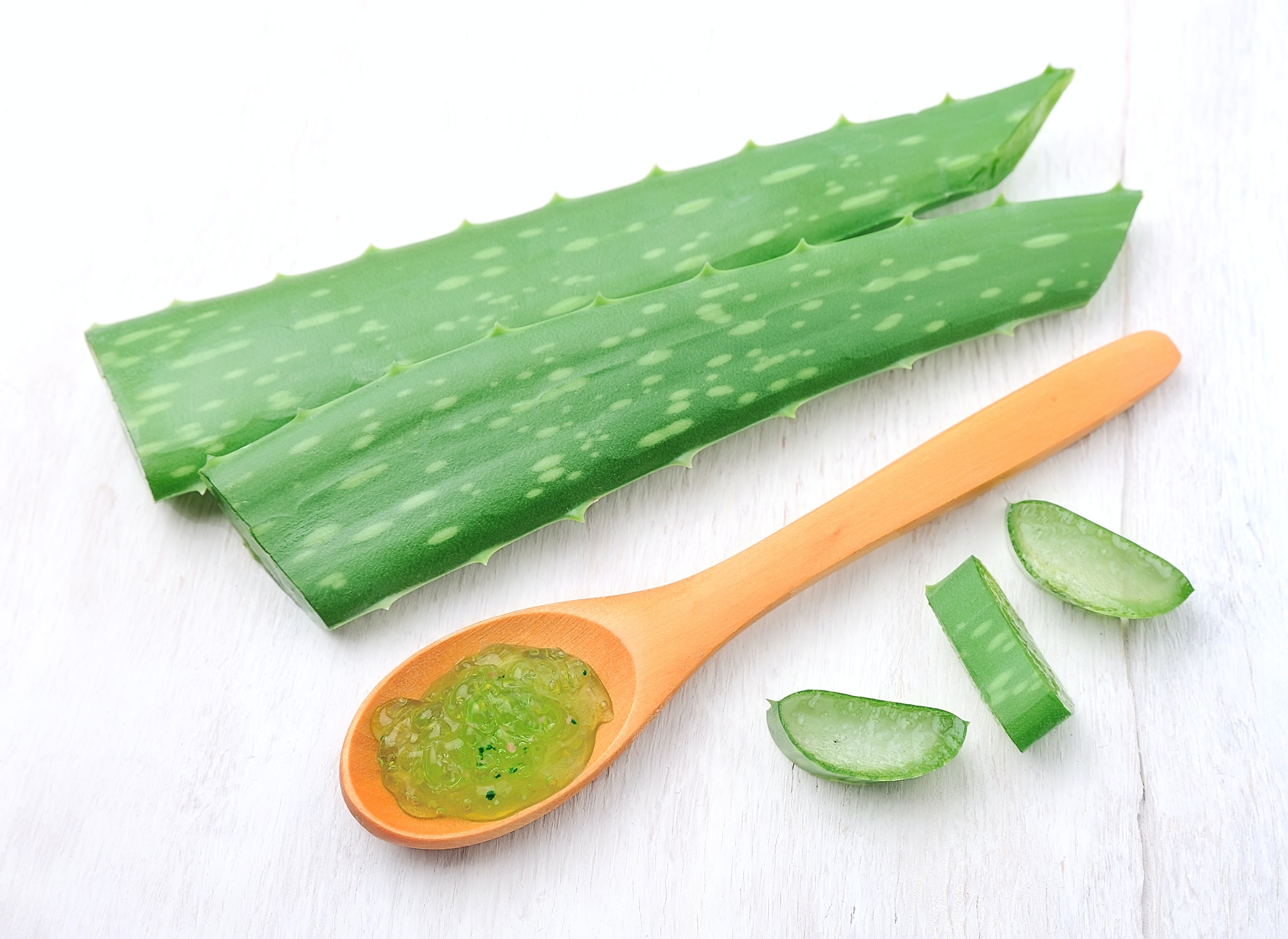 Aloe vera er en plante som er kjent for å ha mange helsefordeler. Den har blitt brukt i århundrer for å behandle en rekke ulike plager, inkludert solbrenthet, eksem, psoriasis og andre hudproblemer. Aloe vera inneholder mange næringsstoffer og antioksidanter som kan hjelpe til med å redusere betennelse og fremme helbredelse.