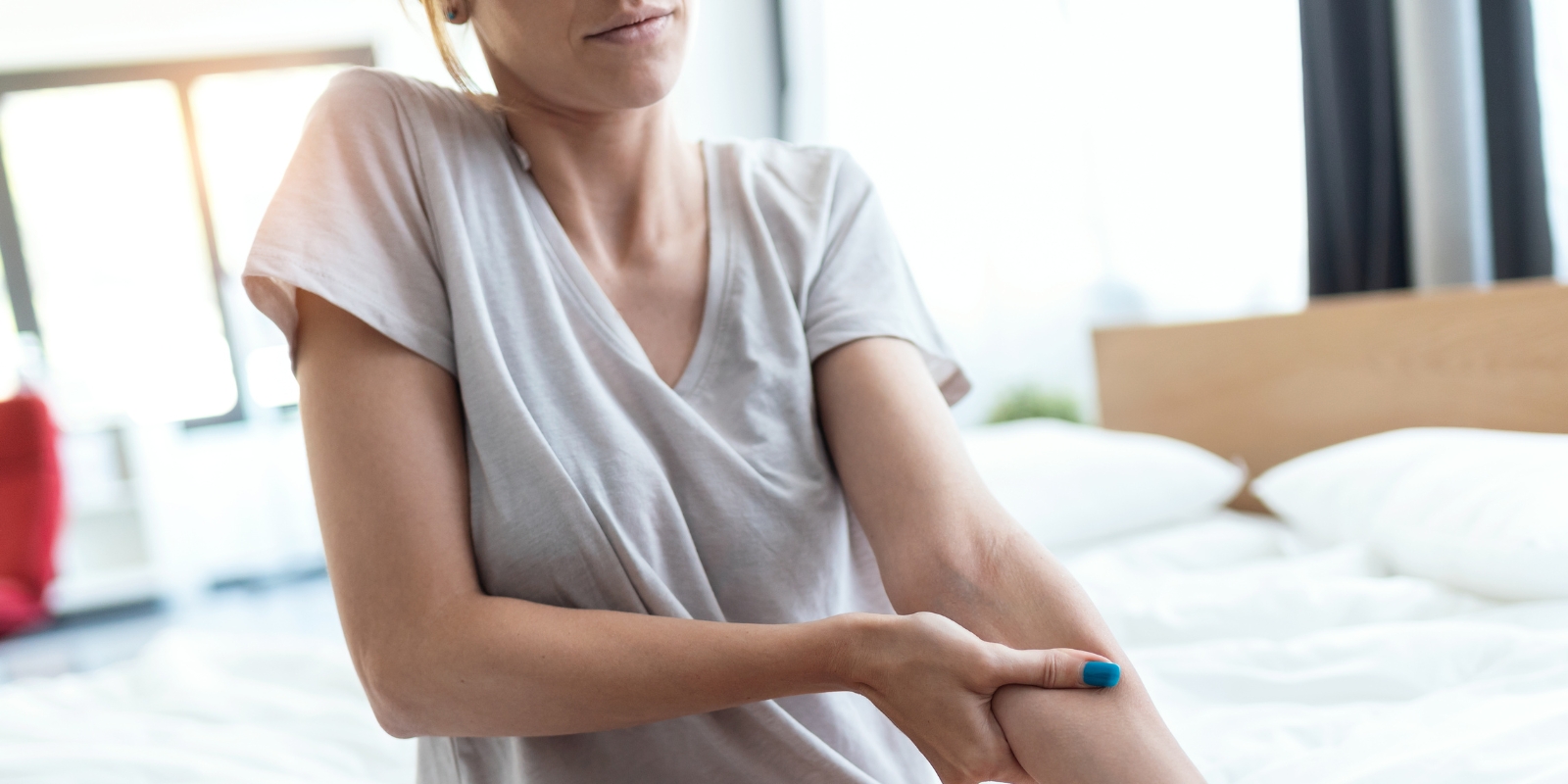 Bilde av dame med muskelsmerter.