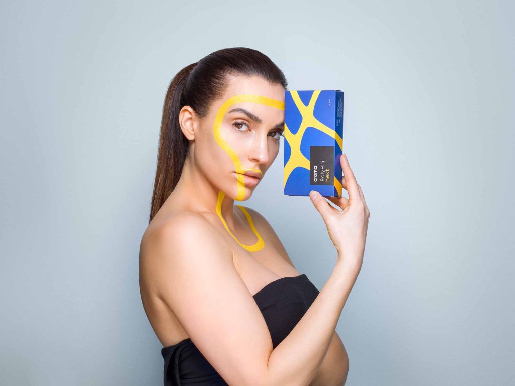 Bilde av en ung dame som holder ett av produktene til polyphil