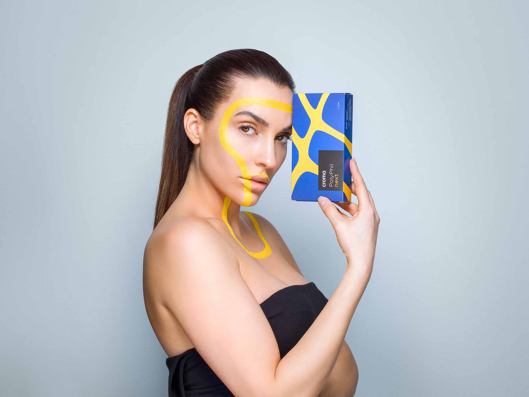 Bilde av en ung dame som holder ett av produktene til polyphil